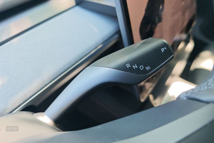Tesla Model Y 2024 car image #16