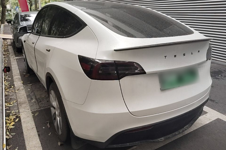 Tesla Model Y 2023 car image #5