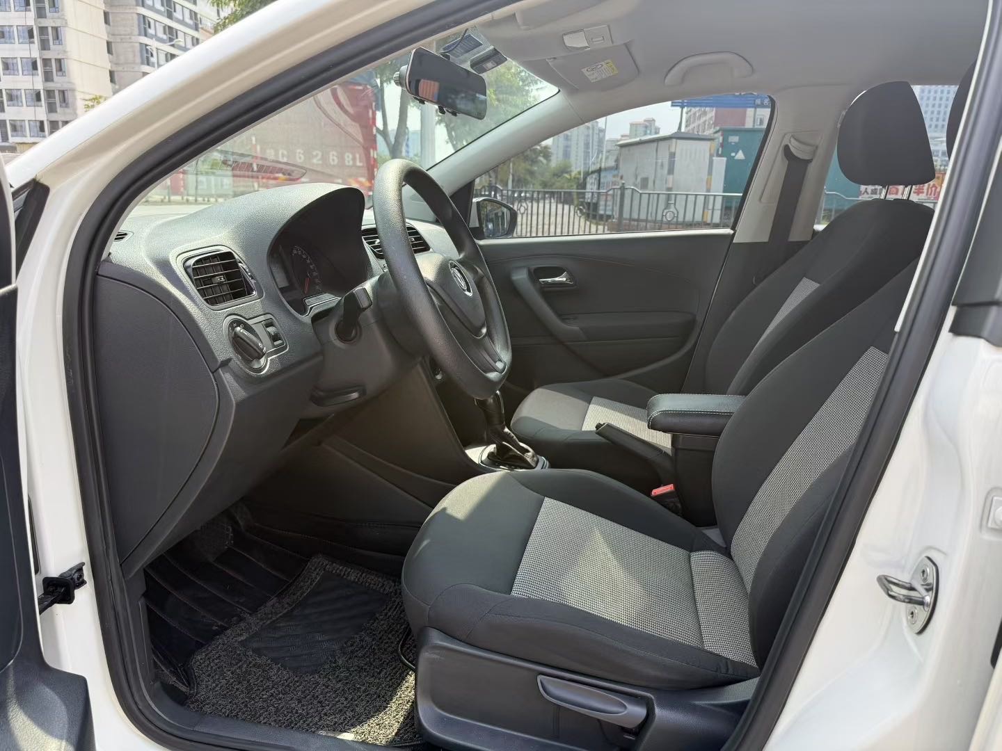 Volkswagen Polo 2017 car image #4