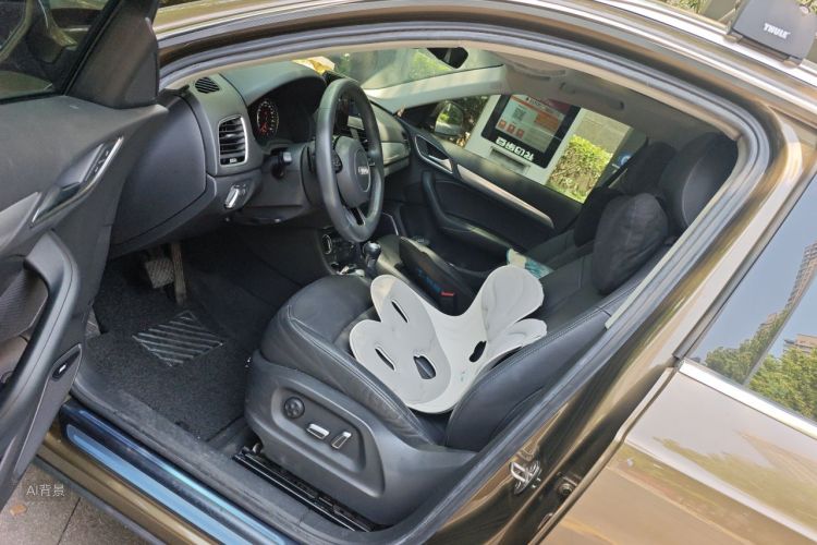 Audi Q3 2018 car image #18