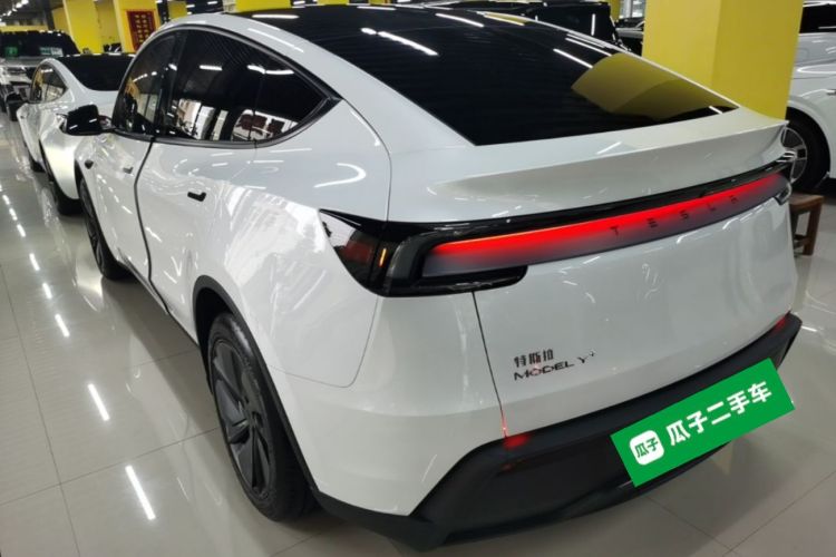 Tesla Model Y 2025 #5 Tesla Model Y 2025 car image #5