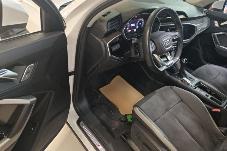 Audi Q3 2021 car image #16