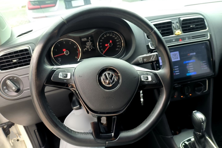Volkswagen Polo 2019 car image #11
