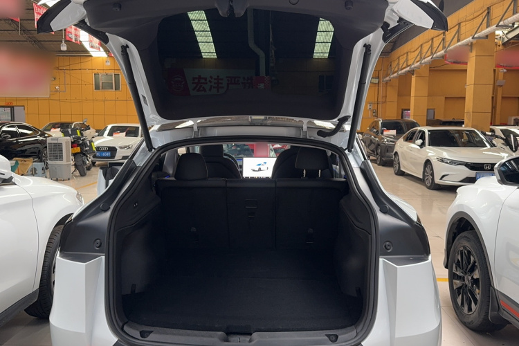 Tesla Model Y 2025 car image #18