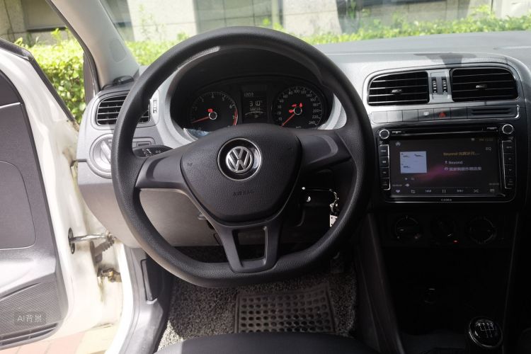 Volkswagen Polo 2015 car image #12