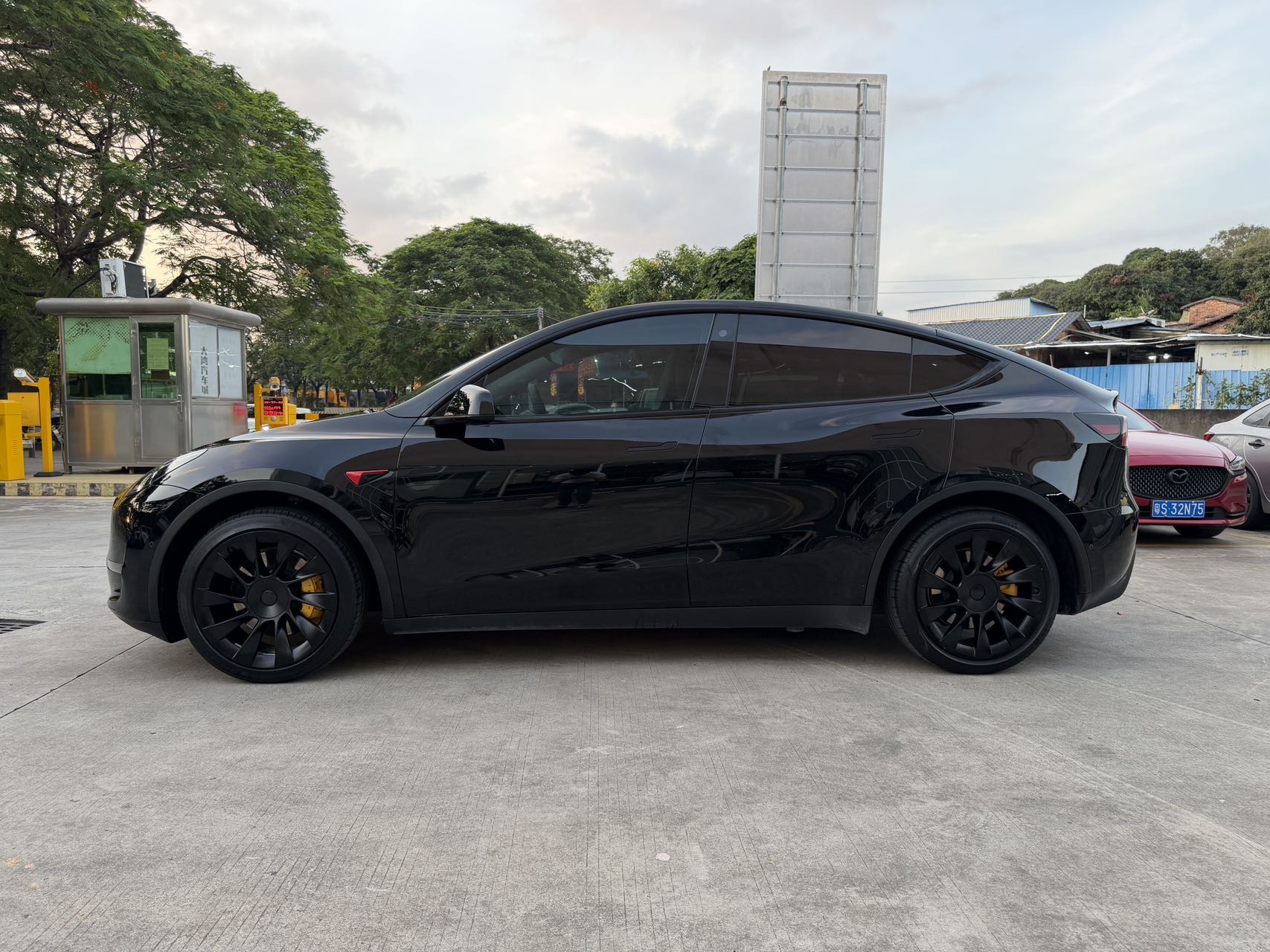 Tesla Model Y 2023 #4 Tesla Model Y 2023 car image #4