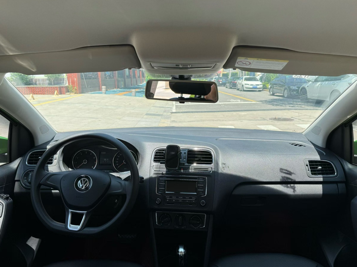 Volkswagen Polo 2015 car image #6
