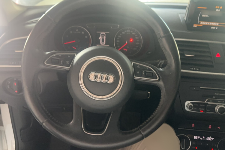 Audi Q3 2017 car image #11