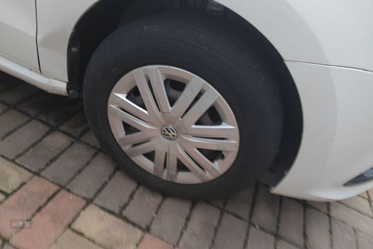 Volkswagen Polo 2015 car image #9