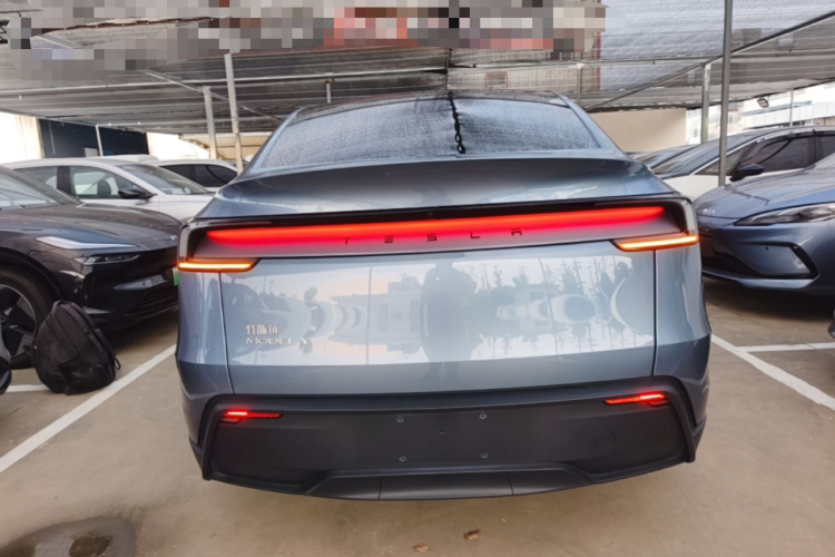 Tesla Model Y 2025 #4 Tesla Model Y 2025 car image #4