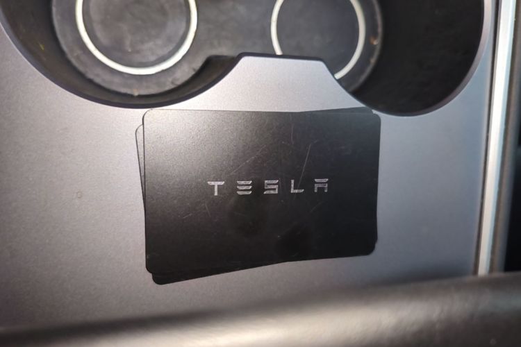 Tesla Model Y 2023 car image #9