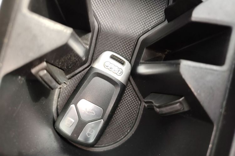 Audi Q3 2020 car image #14