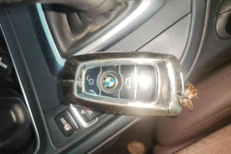 BMW 3 Series 2018 car image #9