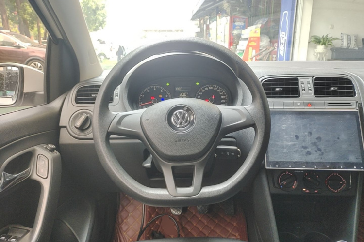 Volkswagen Polo 2016 car image #11