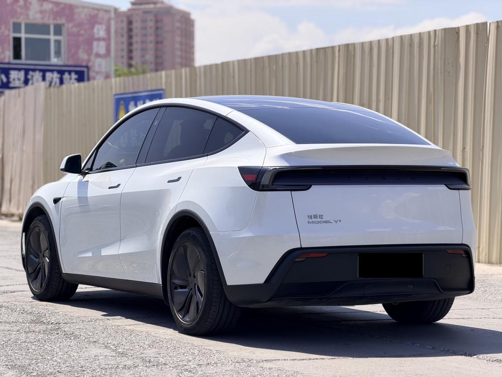 Tesla Model Y 2025 #4 Tesla Model Y 2025 car image #4