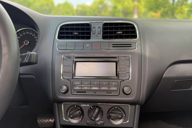 Volkswagen Polo 2017 car image #26