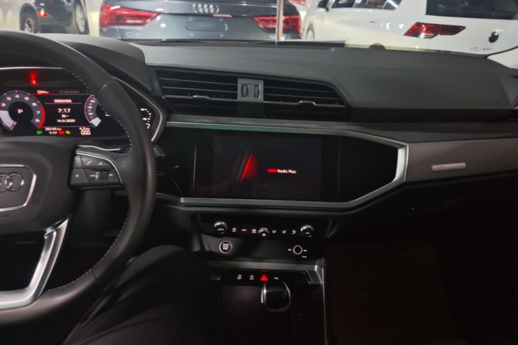 Audi Q3 2021 car image #10