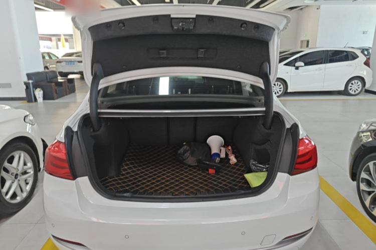 BMW 3 Series 2019 car image #19