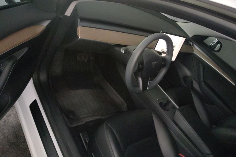 Tesla Model 3 2023 car image #12