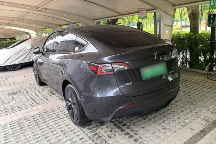Tesla Model Y 2025 #5 Tesla Model Y 2025 car image #5
