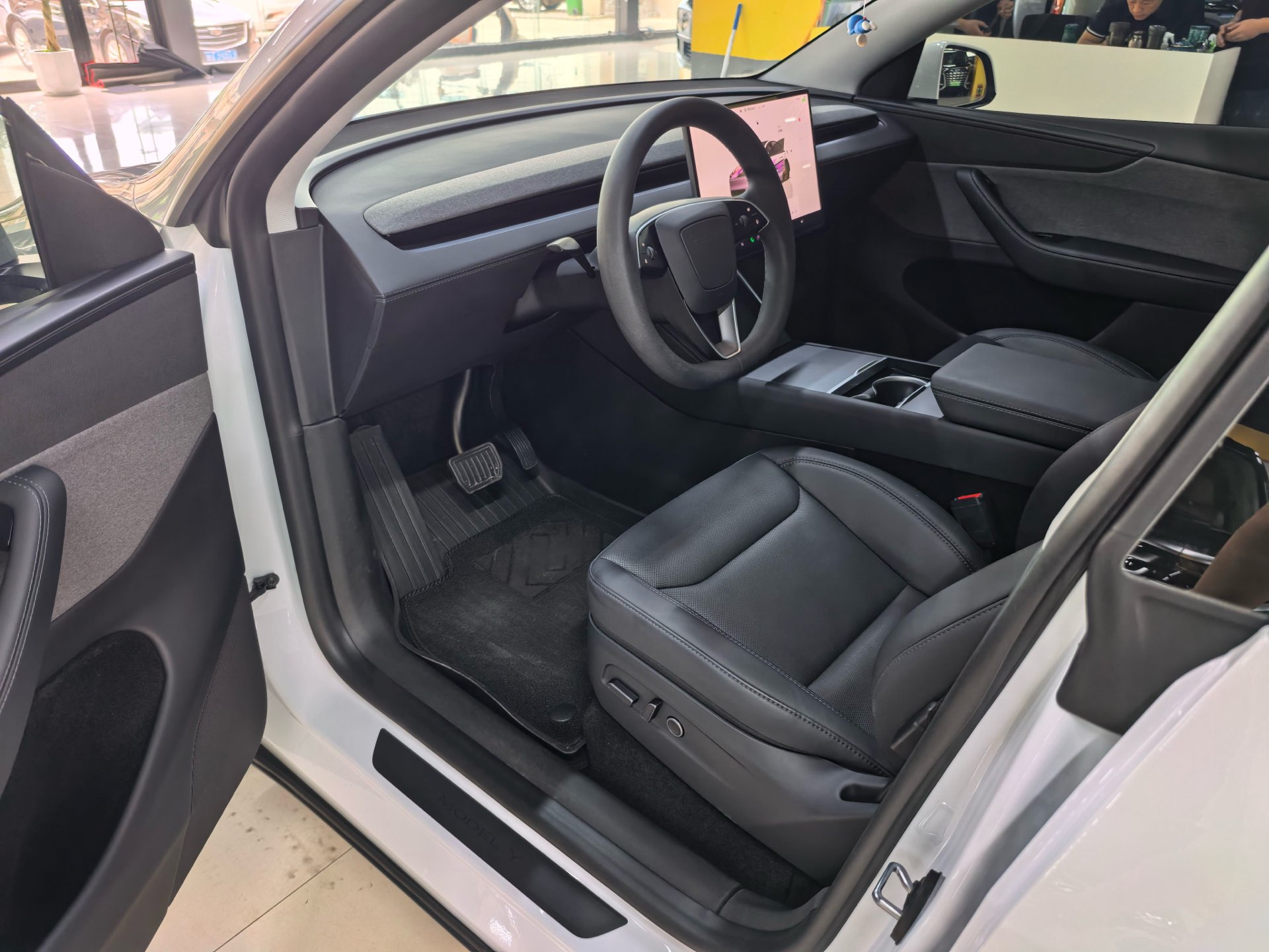 Tesla Model Y 2025 #3 Tesla Model Y 2025 car image #3