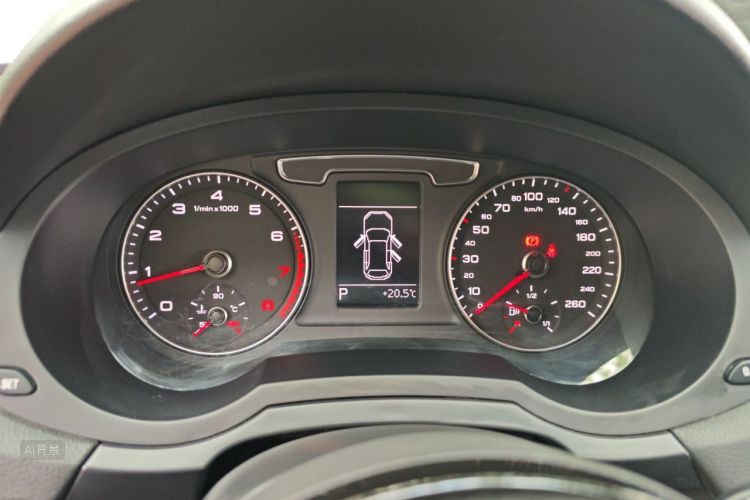 Audi Q3 2017 car image #13