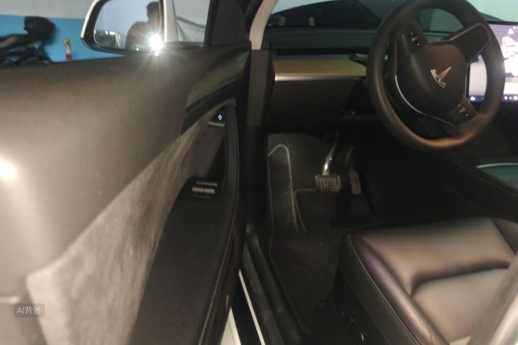 Tesla Model Y 2023 car image #18