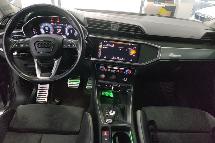 Audi Q3 2022 car image #10
