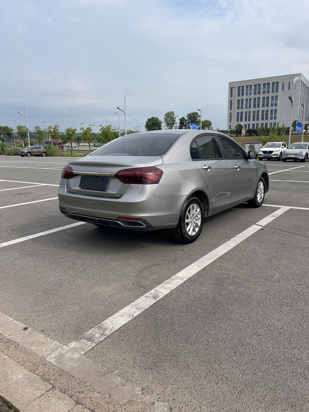 GEELY Emgrand 2020 car image #7