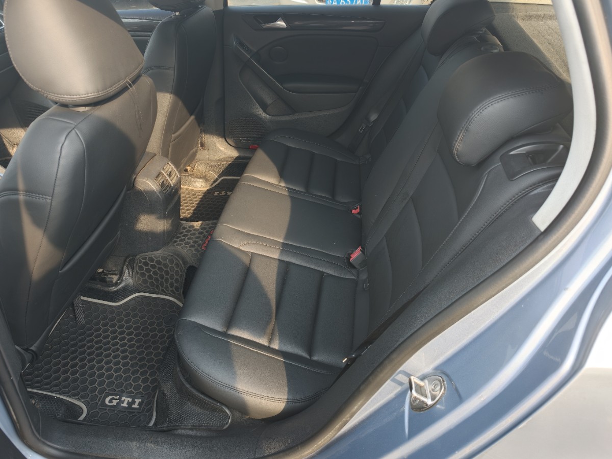Volkswagen Golf 2011 car image #4