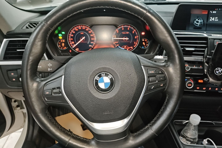 BMW 3 Series 2018 car image #11