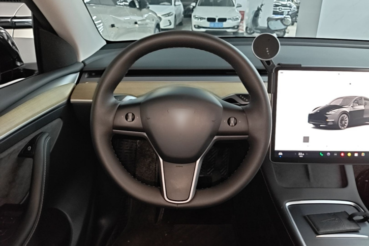Tesla Model Y 2023 car image #15