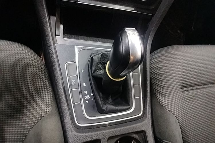 Volkswagen Golf 2018 car image #14