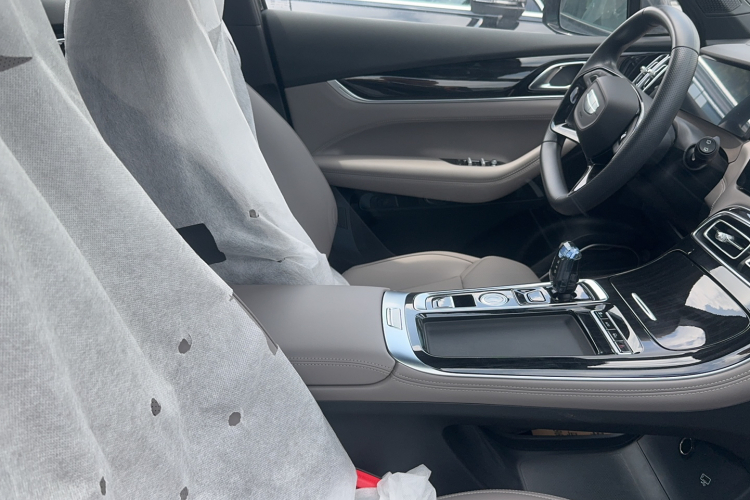 GEELY Boyue L 2025 car image #9