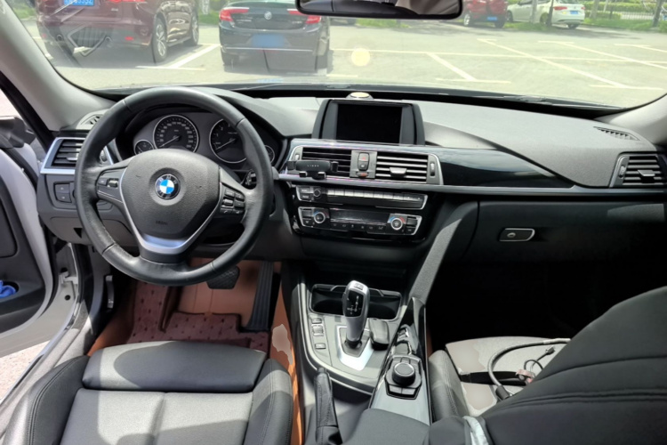 BMW 3 Series GT 2018 car image #10