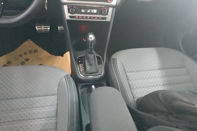 Volkswagen Polo 2015 car image #18