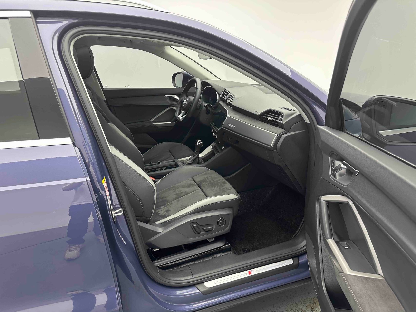 Audi Q3 2022 car image #4