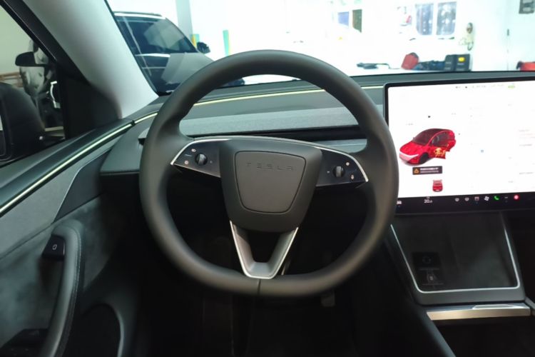 Tesla Model Y 2025 #15 Tesla Model Y 2025 car image #15