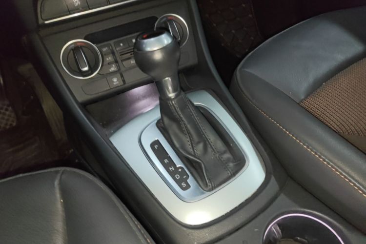 Audi Q3 2017 car image #14