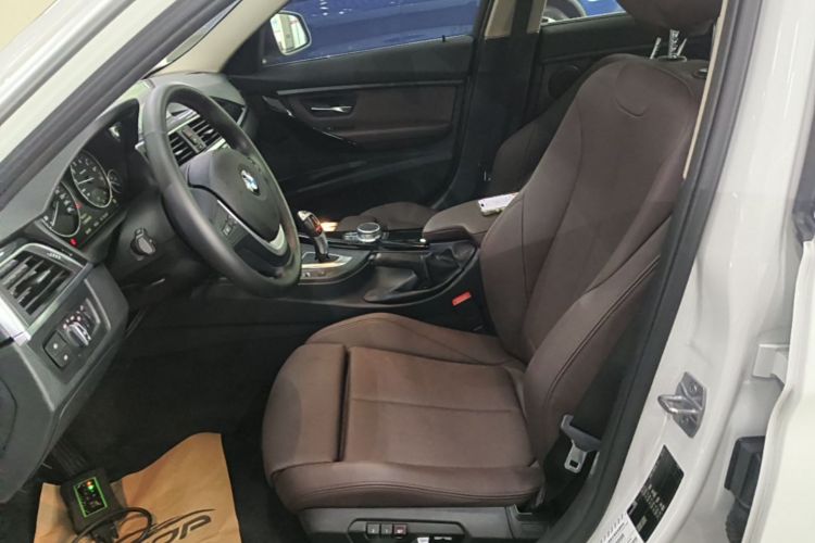 BMW 3 Series 2019 car image #19