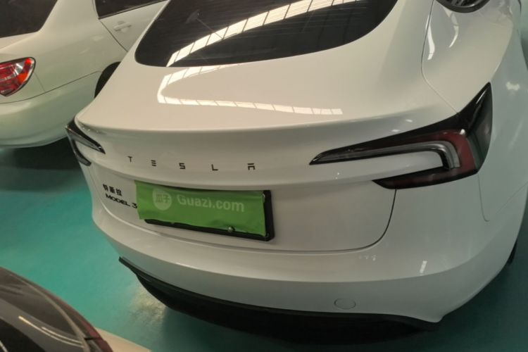 Tesla Model 3 2026 imagen de coche #4