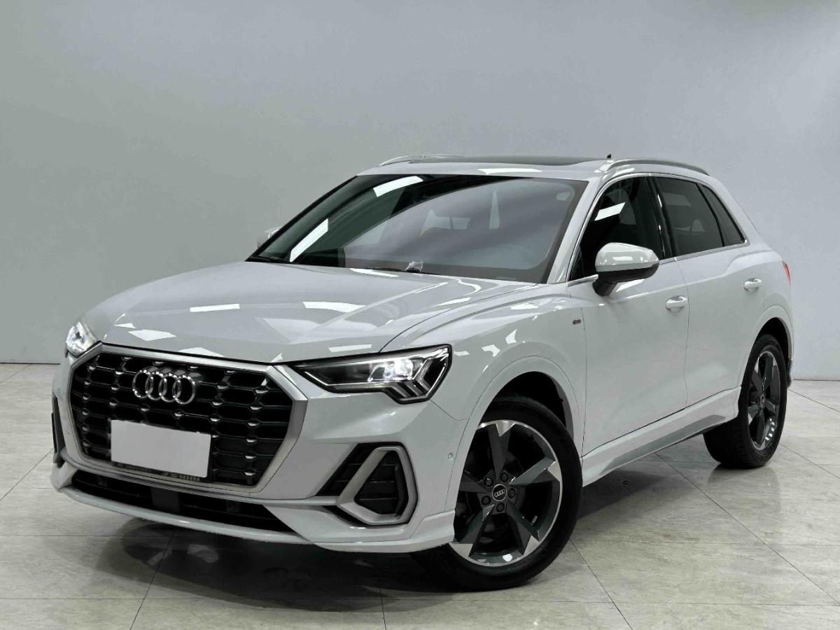Audi Q3 2023 immagine di auto 