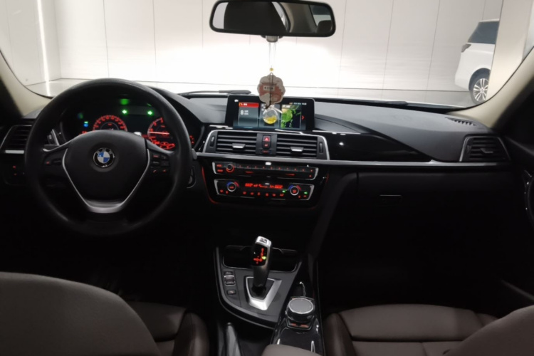 BMW 3 Series 2018 #10 BMW 3 Series 2018 car image #10
