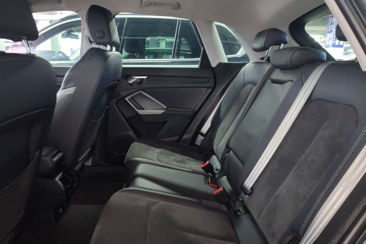 Audi Q3 2021 car image #17