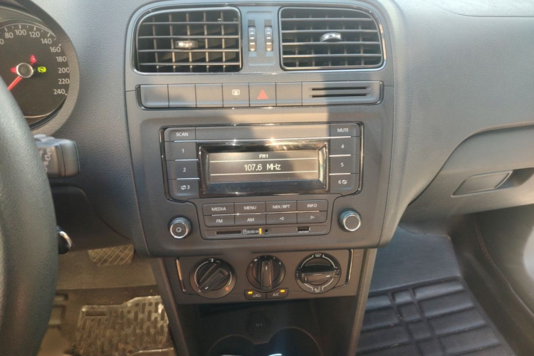 Volkswagen Polo 2016 car image #17