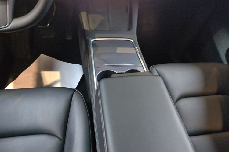 Tesla Model Y 2022 car image #14