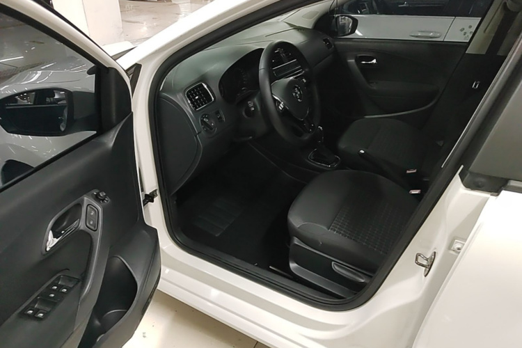 Volkswagen Polo 2017 car image #16