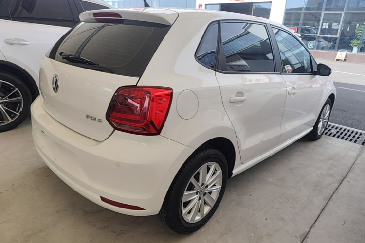 Volkswagen Polo 2015 car image #7