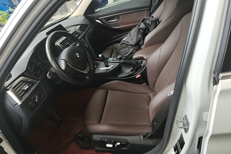 BMW 3 Series 2018 car image #15