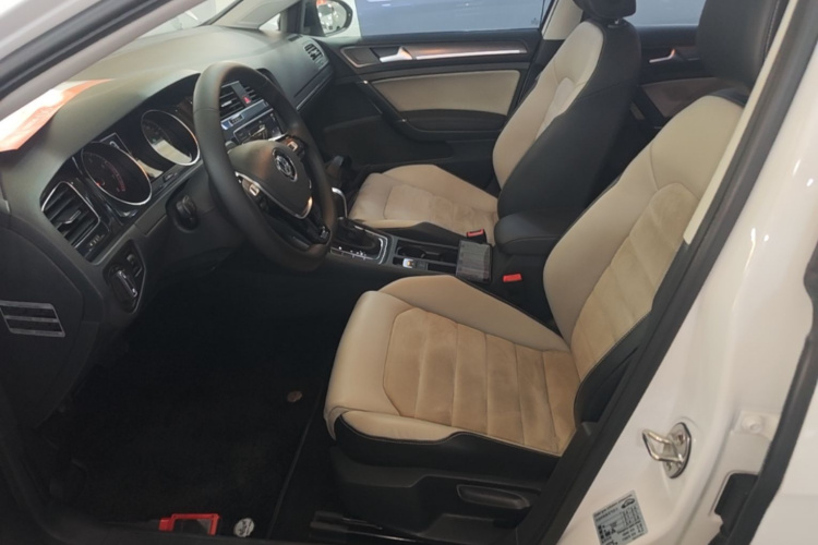 Volkswagen Golf 2017 car image #15